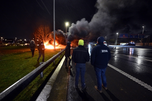 Blocages des agriculteurs : plusieurs barrages maintenus dans deux provinces, malgré les températures glaciales