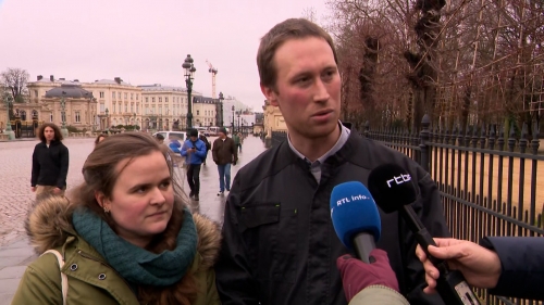 L’agriculteur qui a déversé des pommes de terre sur la Grand-Place implore la grâce royale : il s’est rendu au Palais, et a offert… des patates au Roi