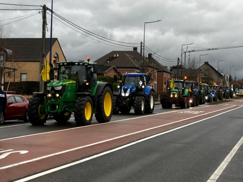 De longues files de tracteurs convergent vers Namur : la mobilisation vise un homme en particulier