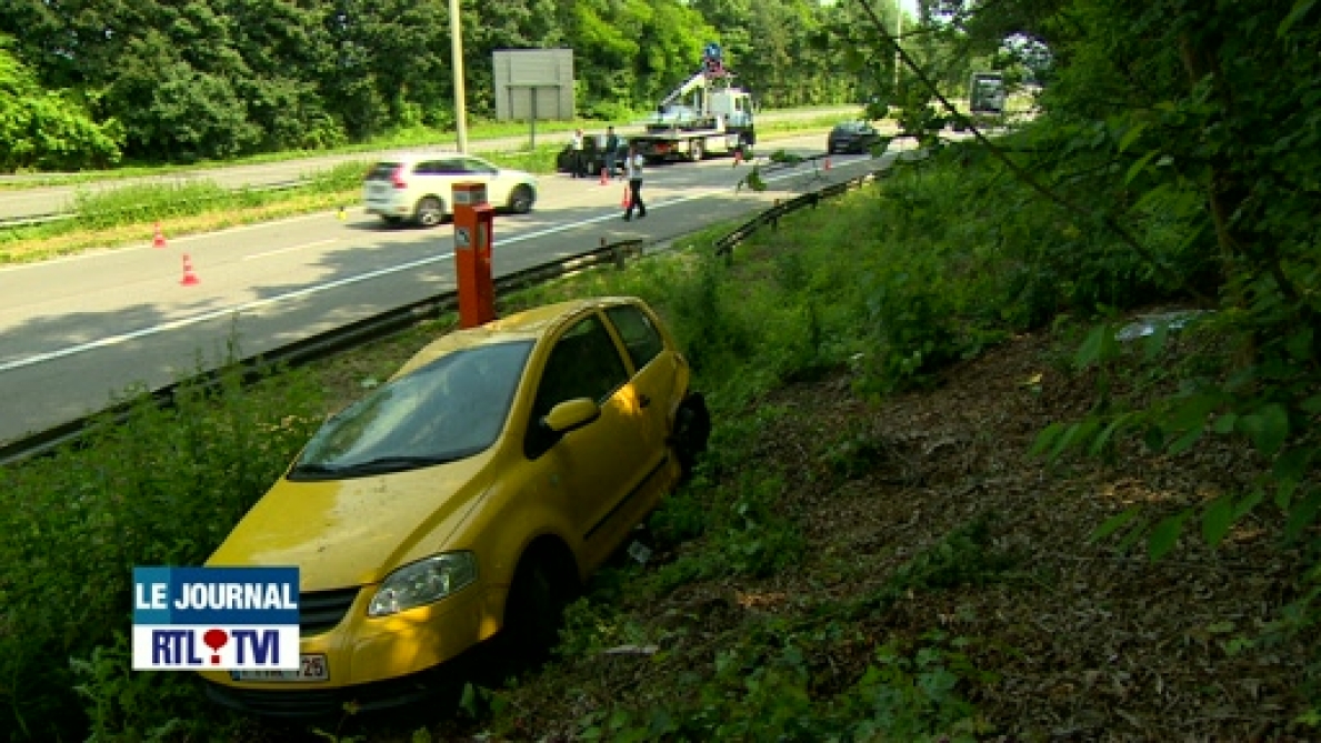 Accident de la route spectaculaire sur la E54 à Charleroi RTL Info