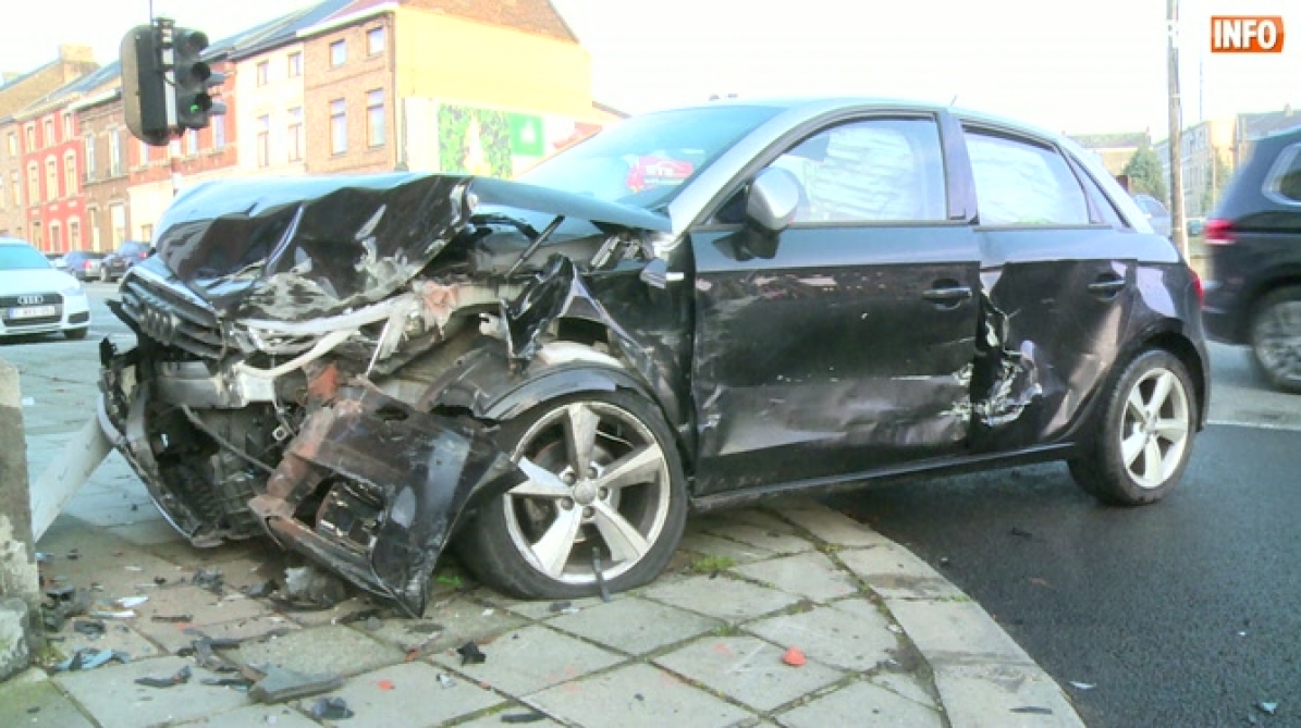 Accident à Charleroi un chauffard percute une voiture et prend la