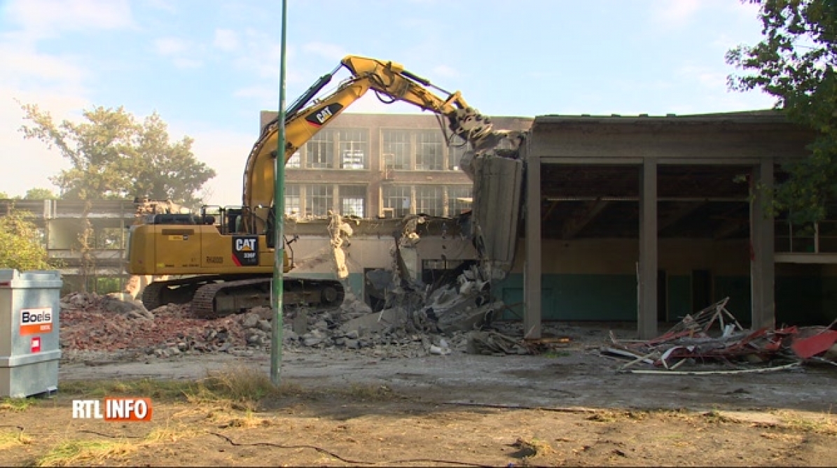 Démolition d'un ensemble d'immeubles vétustes à Charleroi ce matin