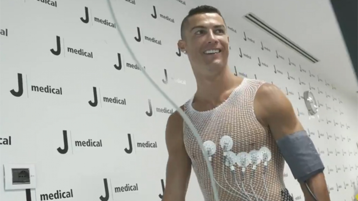 Cristiano Ronaldo arrived in Turin: The Portuguese will sign today for Juventus (video)