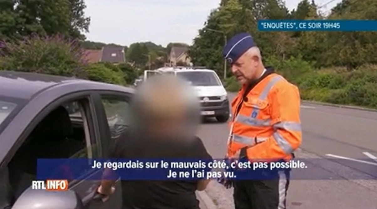 Enquêtes l'inspecteur Bertrand Caroy essaye de réconforter une