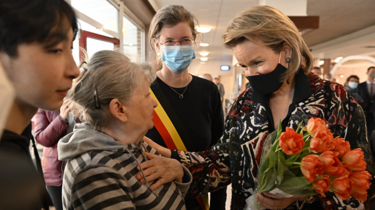 Guerre en Ukraine le Roi et la Reine visitent le centre d'accueil pour