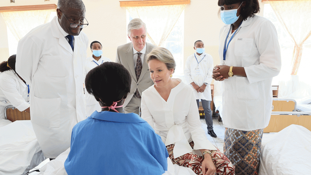 En visite au Congo, le roi et la reine rencontrent les victimes de guerre "Nous sommes très
