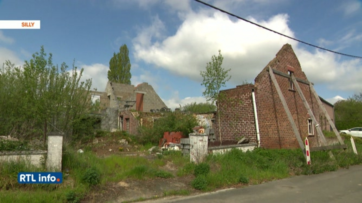 Accident spectaculaire à Charleroi un conducteur perd le contrôle de