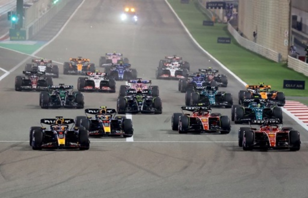 Max Verstappen gana el primer encuentro de la temporada por delante de Sergio Pérez