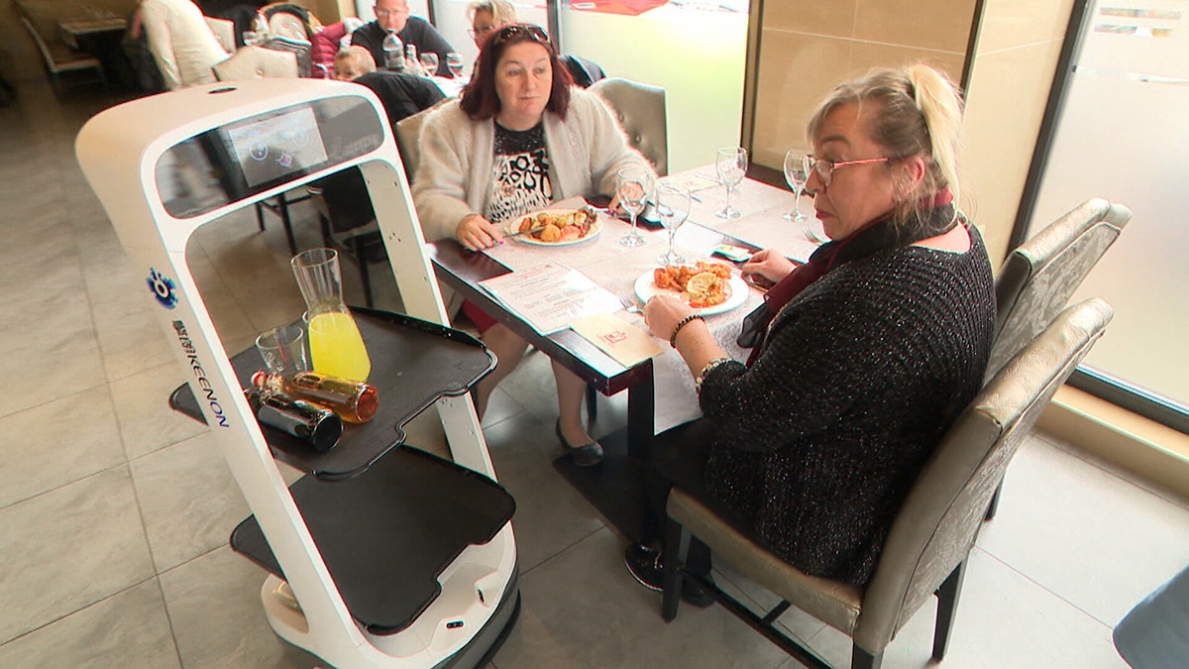 In questo ristorante Manage i robot si infilano tra i clienti: ‘Sono divertenti ma per il lavoro mi danno fastidio’