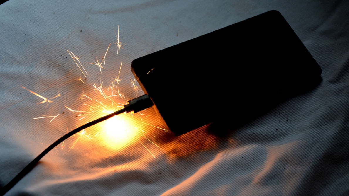 Une batterie de téléphone explose en pleine sortie de spéléologie cinq