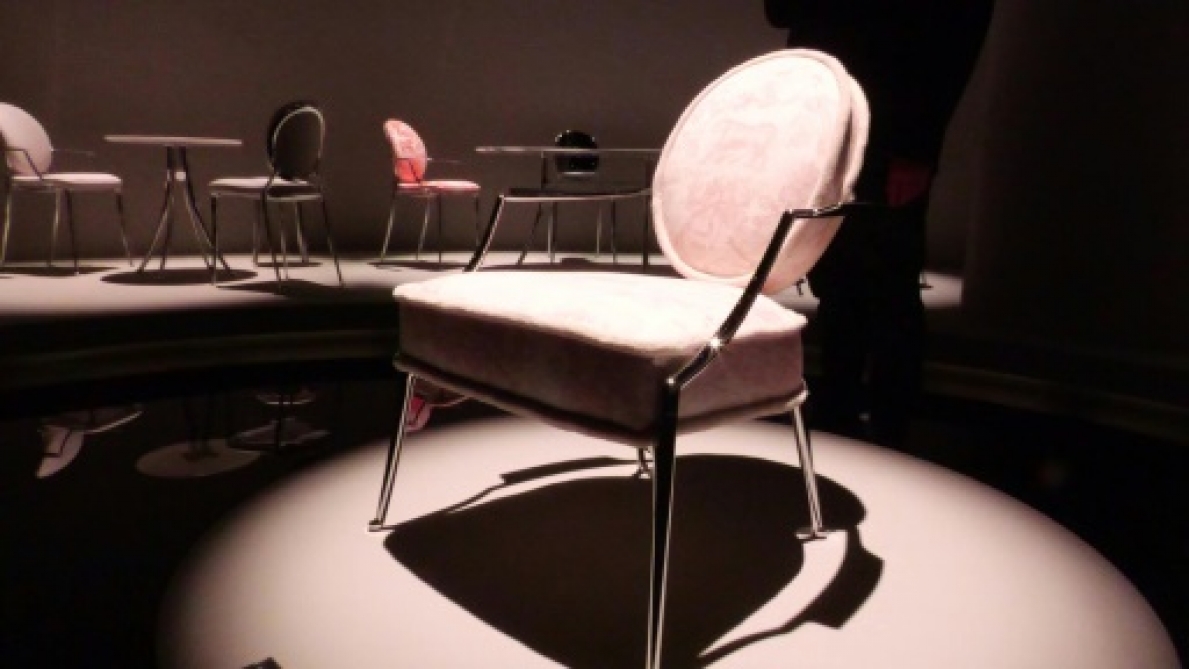 Salon du meuble de Milan : le designer Philippe Starck présente le fauteuil  Monsieur Dior, en hommage au couturier français