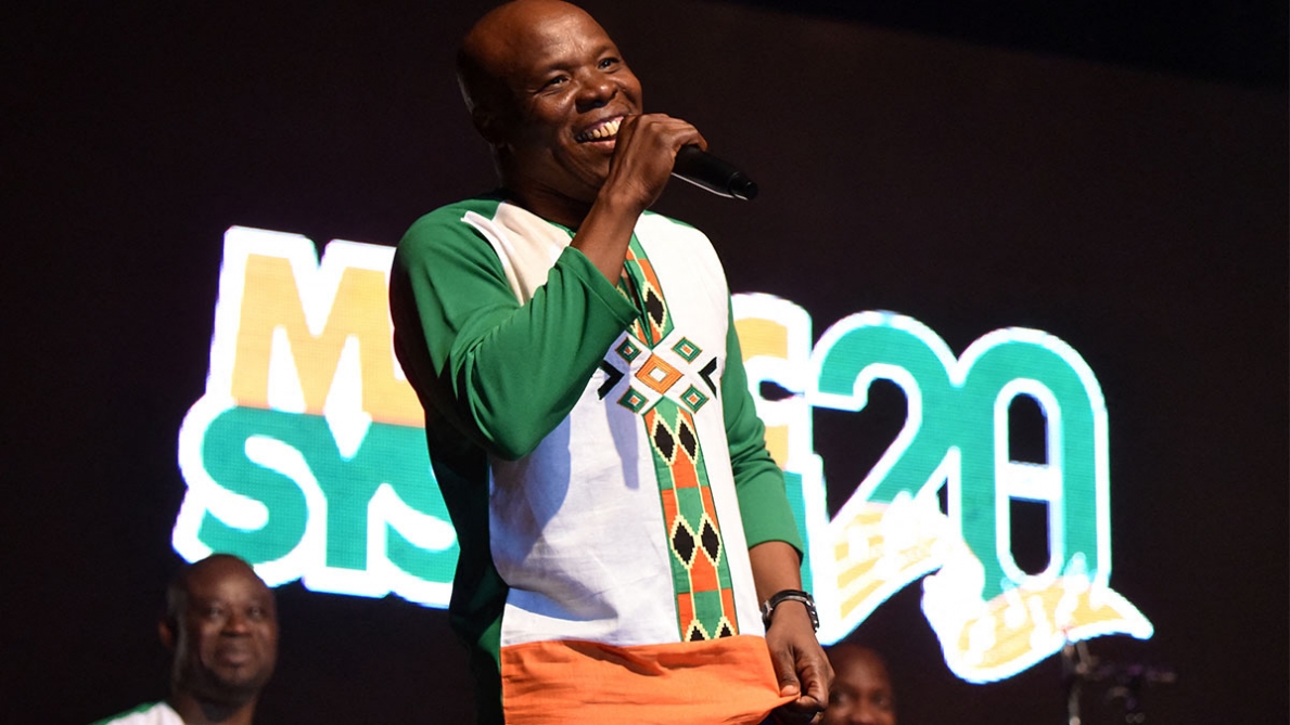 A'salfo from Magic System performs surprise concert at HEC graduation