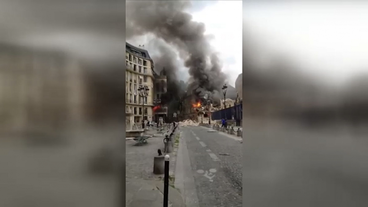 Un palazzo crolla e provoca diversi feriti gravi a Parigi: l’allerta vitale riguarda quattro persone