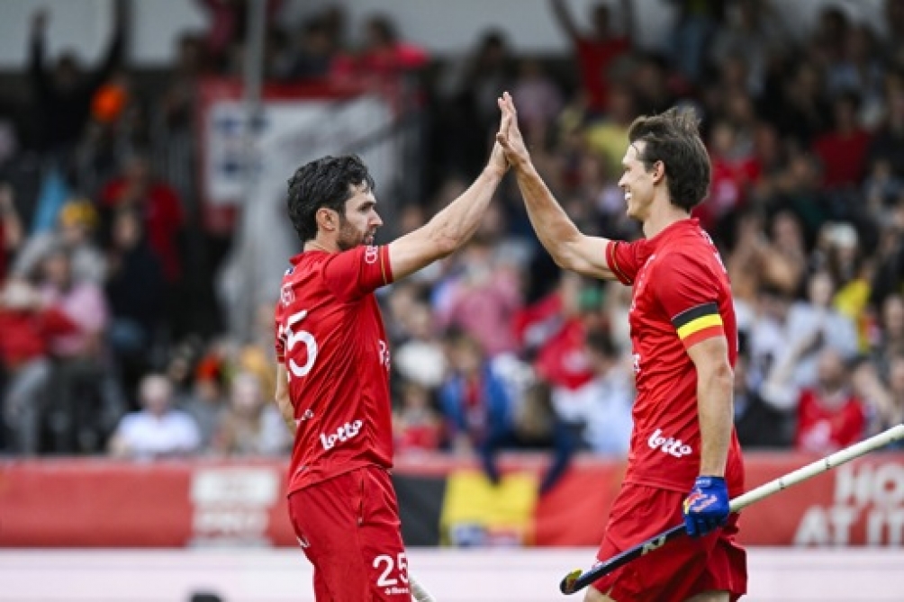 De Red Lions versloegen Spanje met 7-2 om in de titelstrijd te blijven