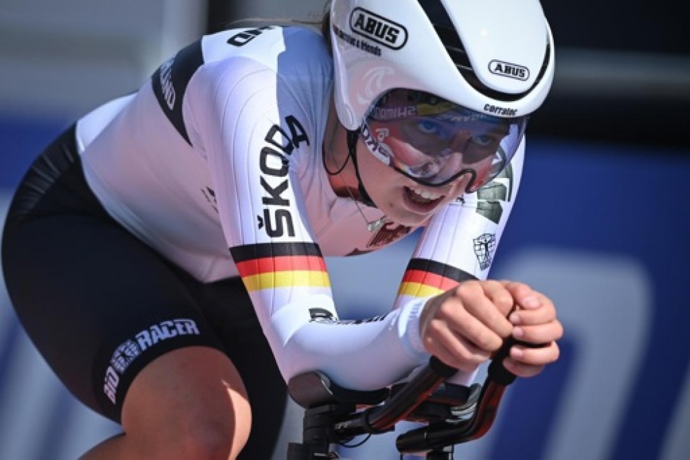 Antonia Niedermaier gagne la 5e étape, Annemiek van Vleuten chute mais