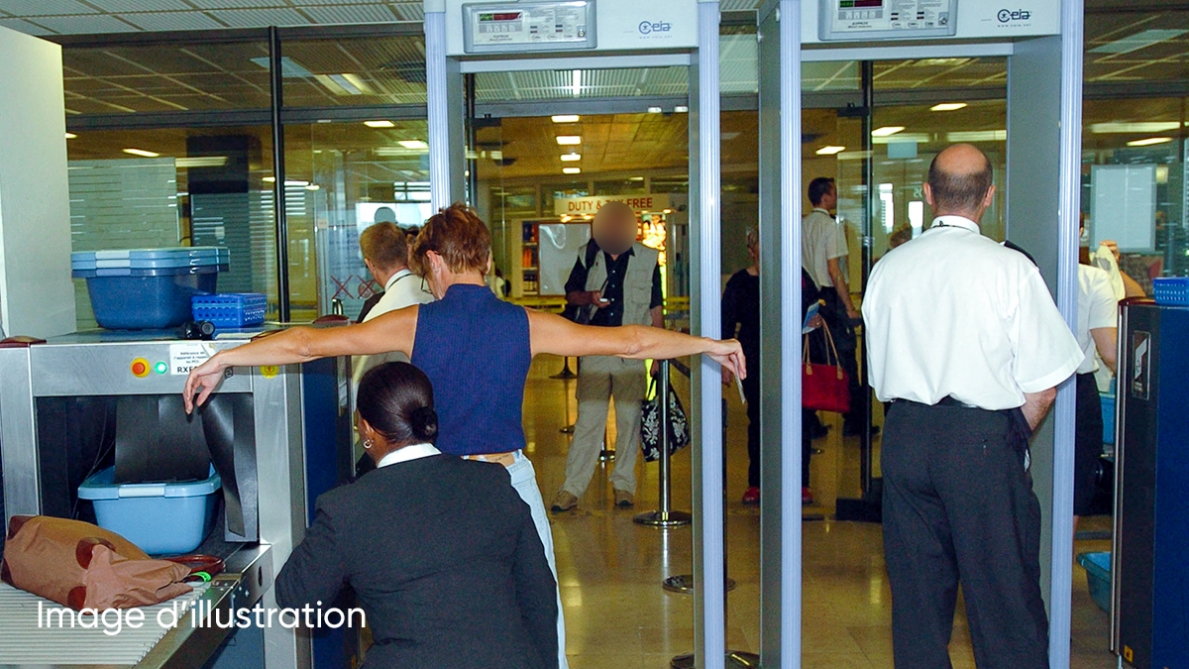 France: elle introduit de la cocaïne dans le corps de ses enfants, âgés de 11 et 15 ans, pour passer de la drogue