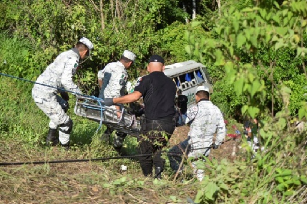 México: Al menos 15 muertos, incluidos migrantes, en accidente de autobús