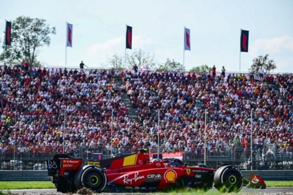 Carlos Sainz consigue la pole por delante de Max Verstappen