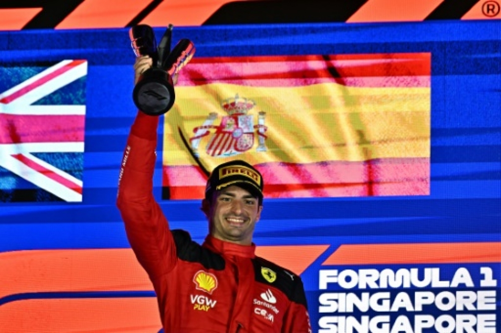 F1: Sainz (Ferrari) gana el Gran Premio de Singapur, Verstappen queda quinto