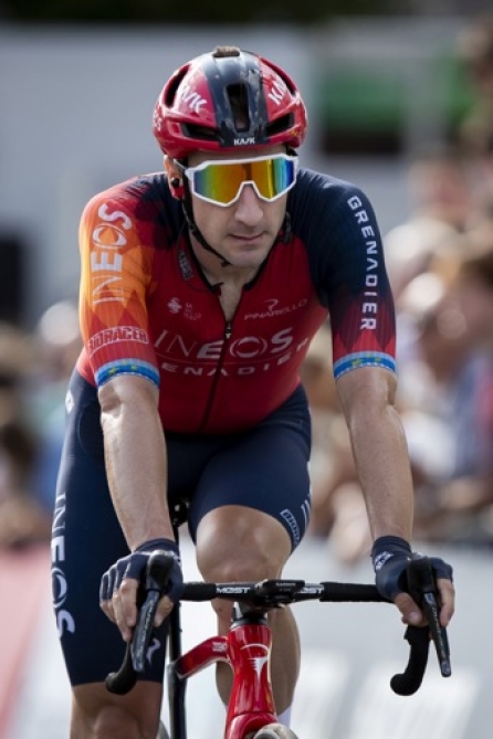 Elia Viviani wins the first stage in the sprint race