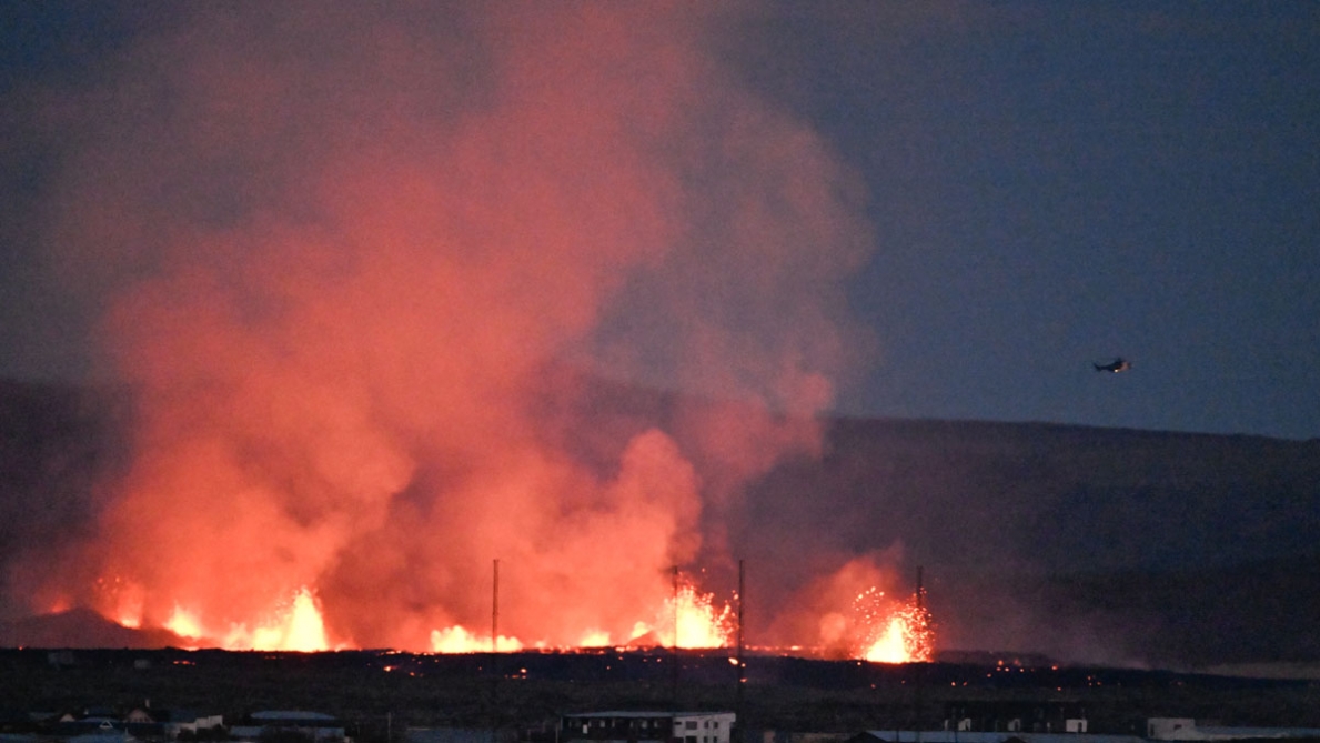Un'eruzione vulcanica colpisce la città costiera: le case cominciano a bruciare