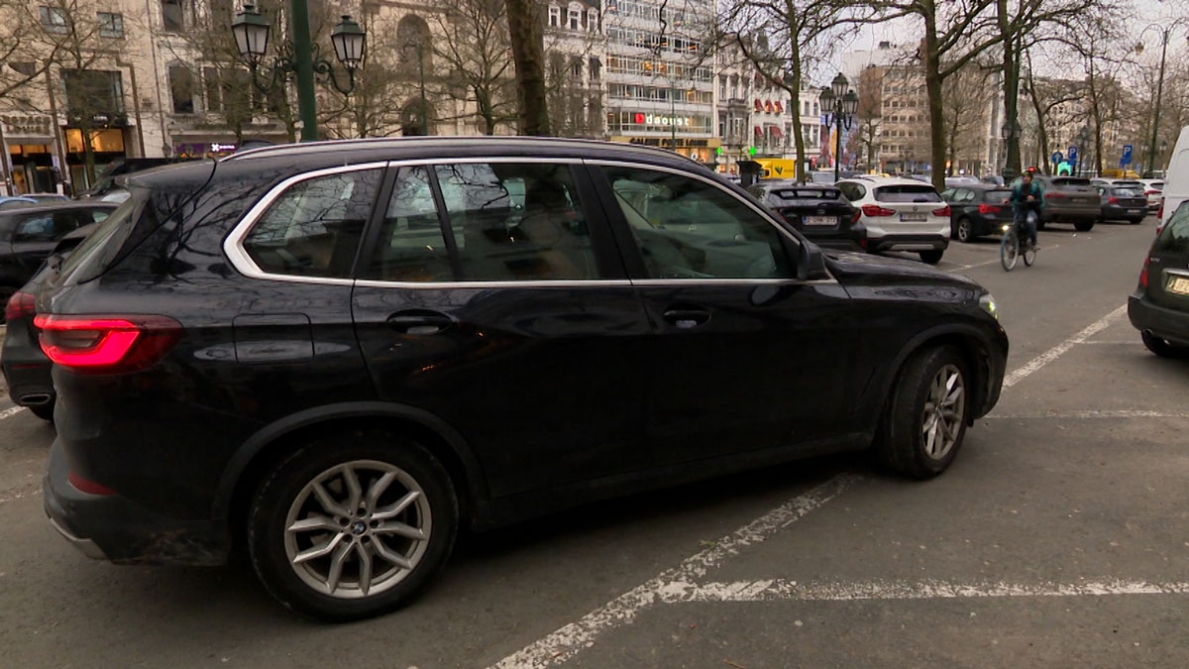 Il prezzo del parcheggio dei SUV è triplicato a Parigi e anche Bruxelles sta valutando misure