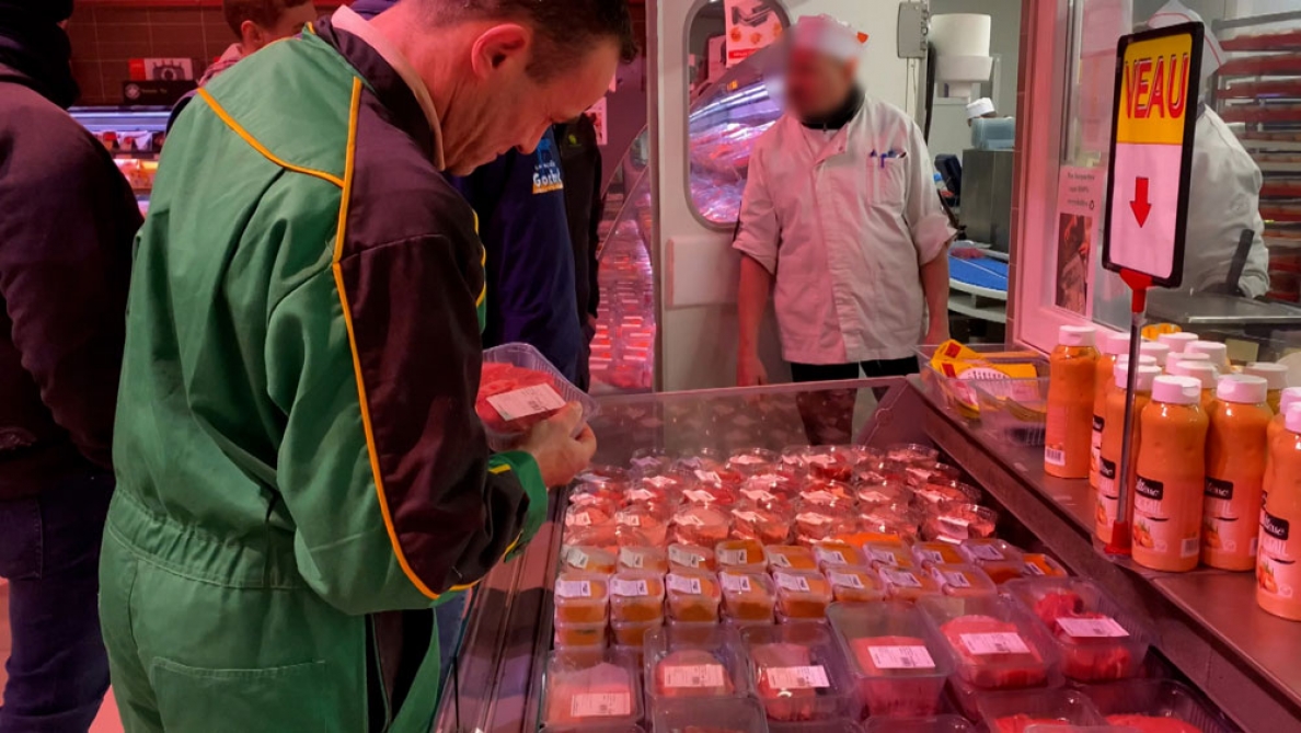 Gli agricoltori controllano le etichette nel reparto macelleria della più grande azienda Intermarché del paese: questa volta niente da segnalare