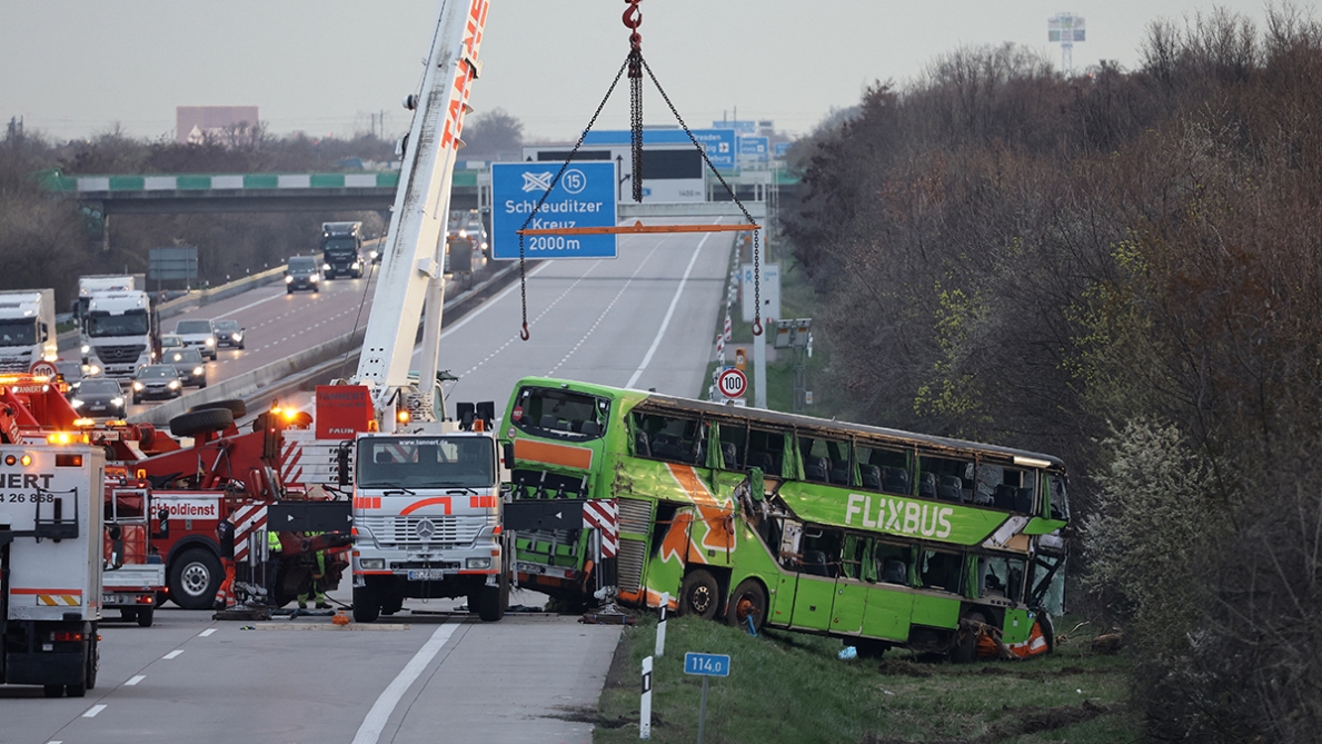 Un passager du Flixbus raconte l’accident qui a fait 4 morts en Allemagne: les conducteurs se seraient disputés “bruyamment” avant le drame