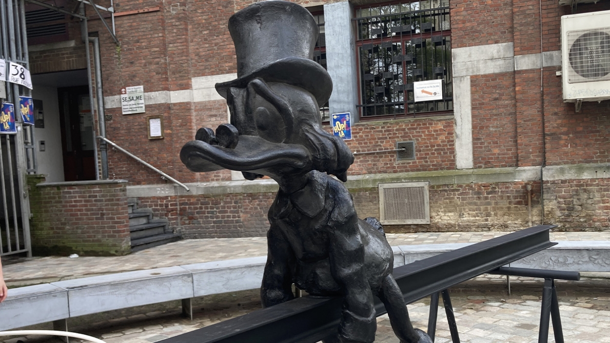“Vattene, povero anatroccolo!”: inaugura a Bruxelles una nuova scultura comica che critica il “capitalismo sfrenato”.