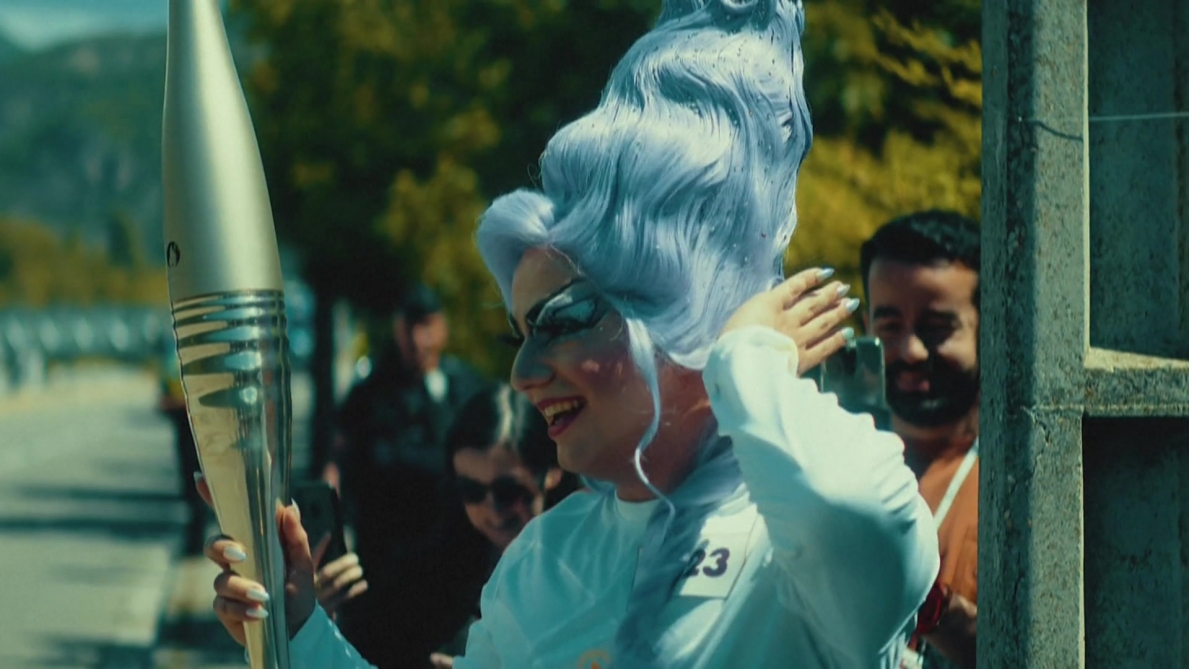 "Miss Martini" devient la première drag queen à porter la flamme olympique "C'est un honneur