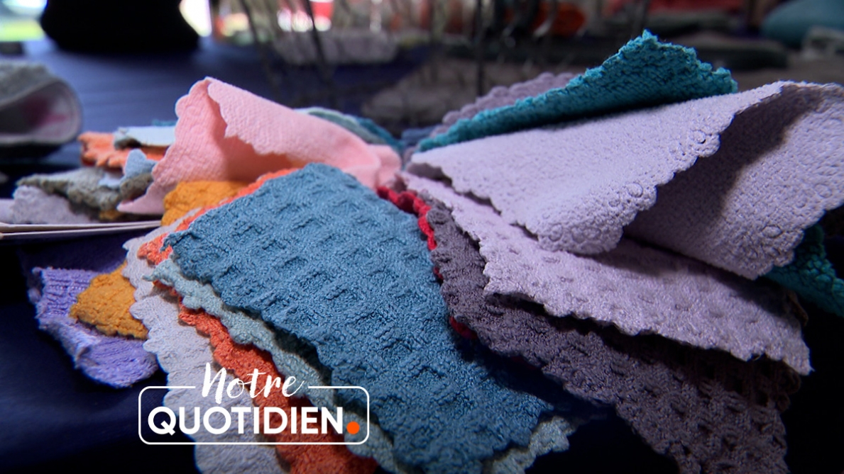 La microfibra presentata come magica permette di pulire tutto in modo ecologico?  L’esperto esegue il test