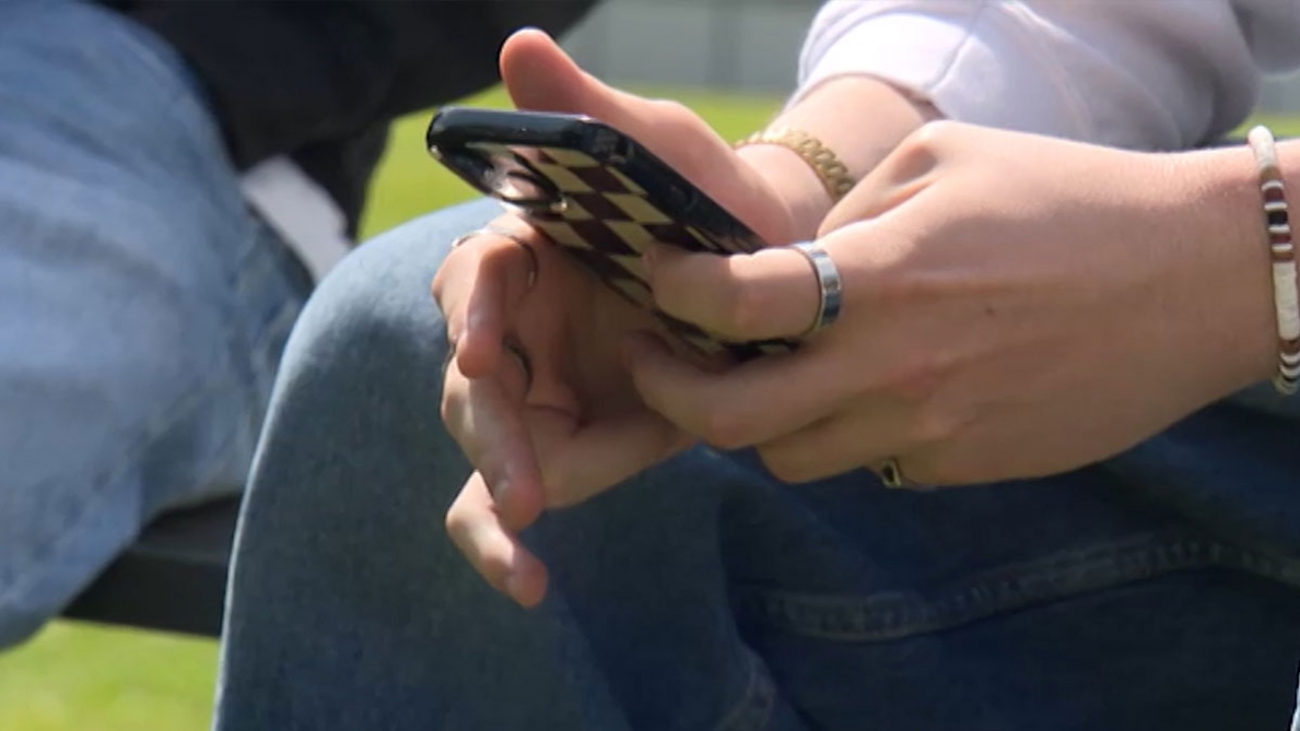 L’app Ten Ten fa arrabbiare i giovani ma è diventata ‘quasi ingestibile’ nelle scuole: di cosa si tratta?