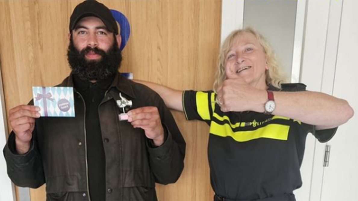 Hajar, senzatetto di 33 anni, porta alla polizia un portafoglio: riceve più di 34mila euro, «Non trovo le parole»