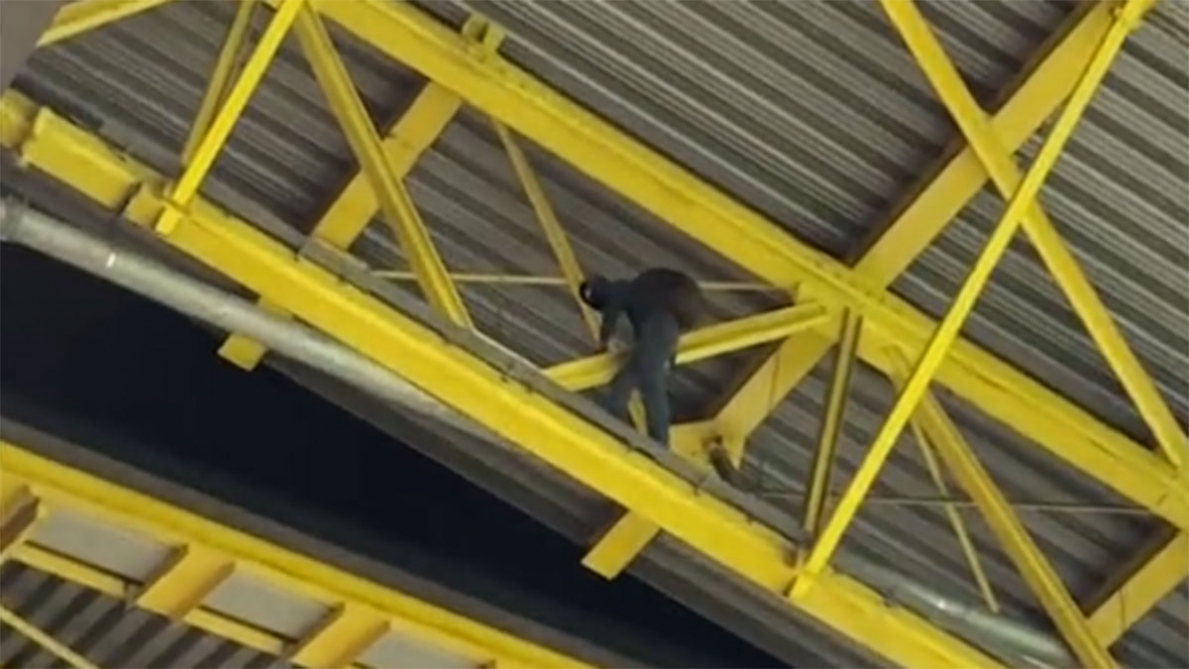 Euro 2024: un uomo mascherato sale sul tetto del Dormond Stadium durante la partita