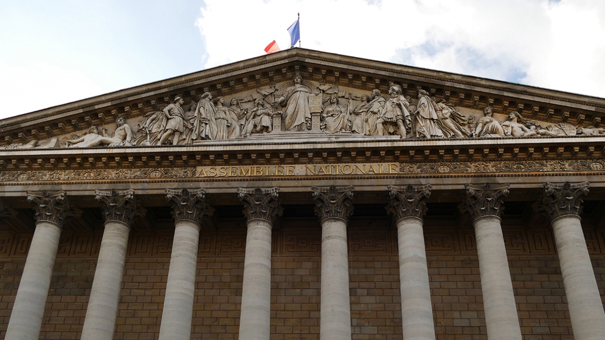 Uno sviluppo drammatico alla fine della campagna francese. I media annunciano la sospensione della legge sull’immigrazione: “completamente falsa”