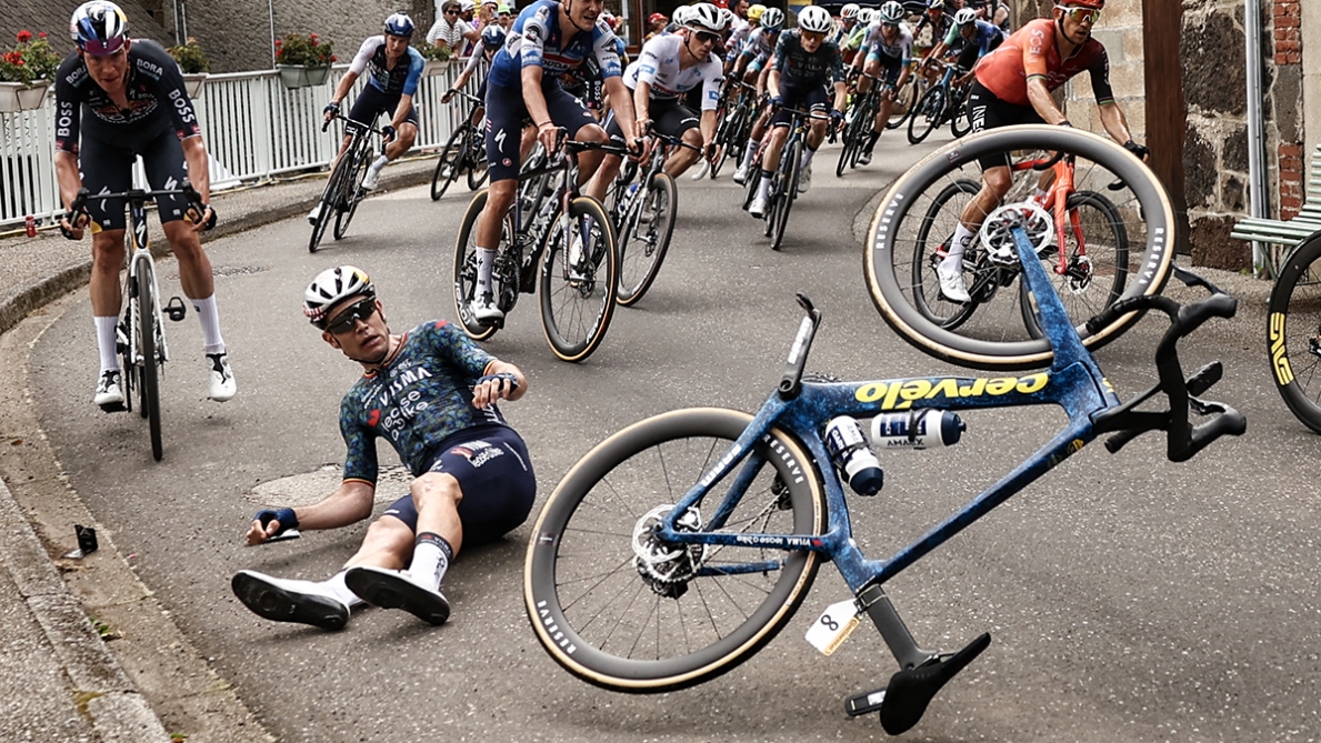 “Mi fa male”: vittima di una grossa caduta, Wout van Aert non esclude la possibilità di ritirarsi dal Tour de France