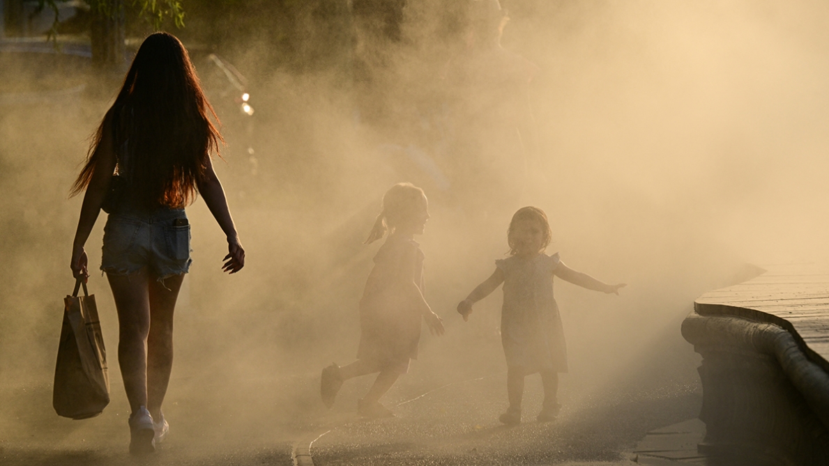 “Non possiamo dormire. Senza condizionatori la situazione è insopportabile”: un’ondata di caldo colpisce i Paesi dell’Est e del Sud Europa