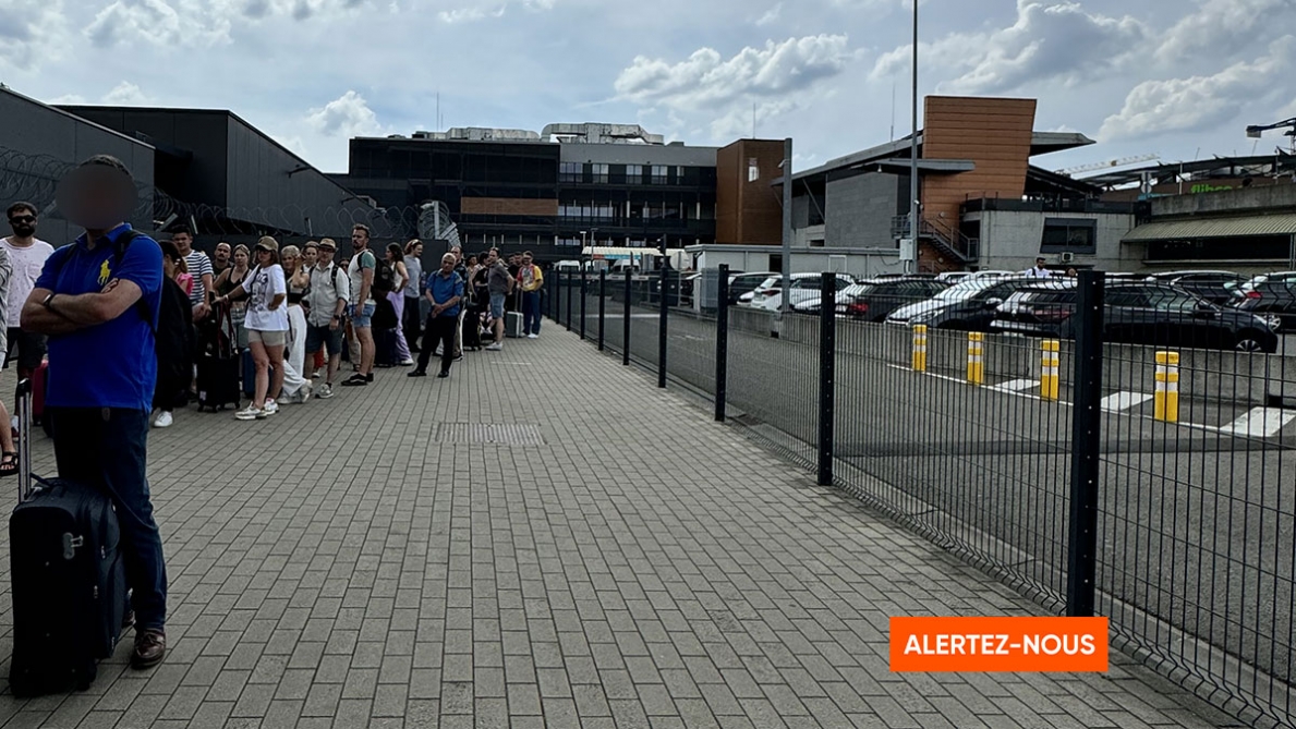 “Inaccettabile”: lunghe code davanti all’aeroporto di Charleroi “senza acqua ed esposto al sole Cosa sta succedendo?