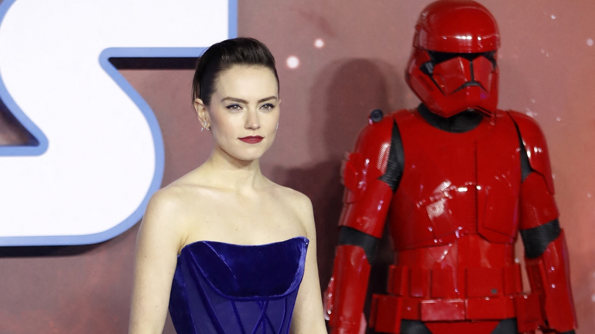 L’attrice di Star Wars Daisy Ridley rivela “per la prima volta” di soffrire del morbo di Graves: di cosa si tratta?