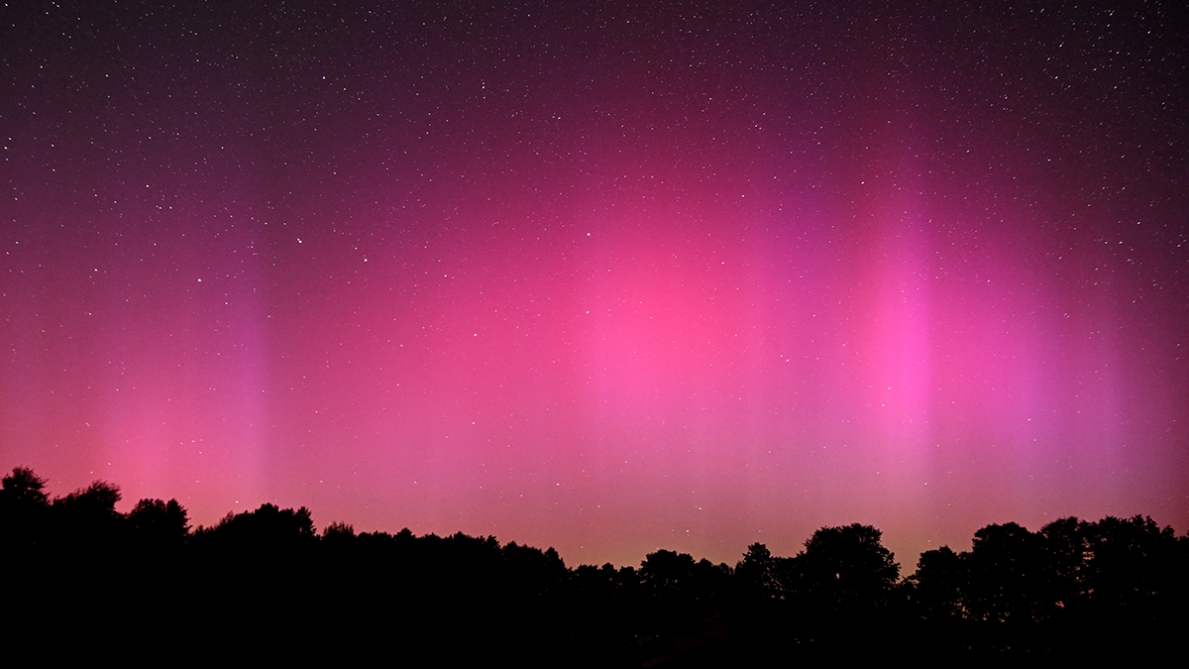 Terra colpita da una nuova tempesta solare: l’aurora boreale appare in diversi luoghi del mondo