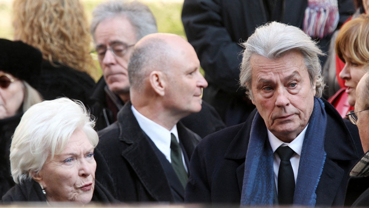 Muore Alain Delon: Line Renaud rende omaggio alla sua “amica fin dall’inizio”, “audace ma anche molto triste e sensibile”