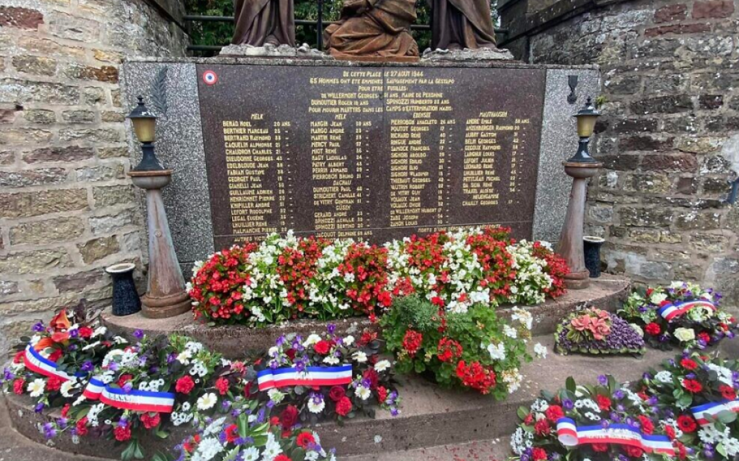 In un piccolo villaggio francese, i discendenti delle SS e i deportati depongono insieme una corona davanti al monumento ai caduti.