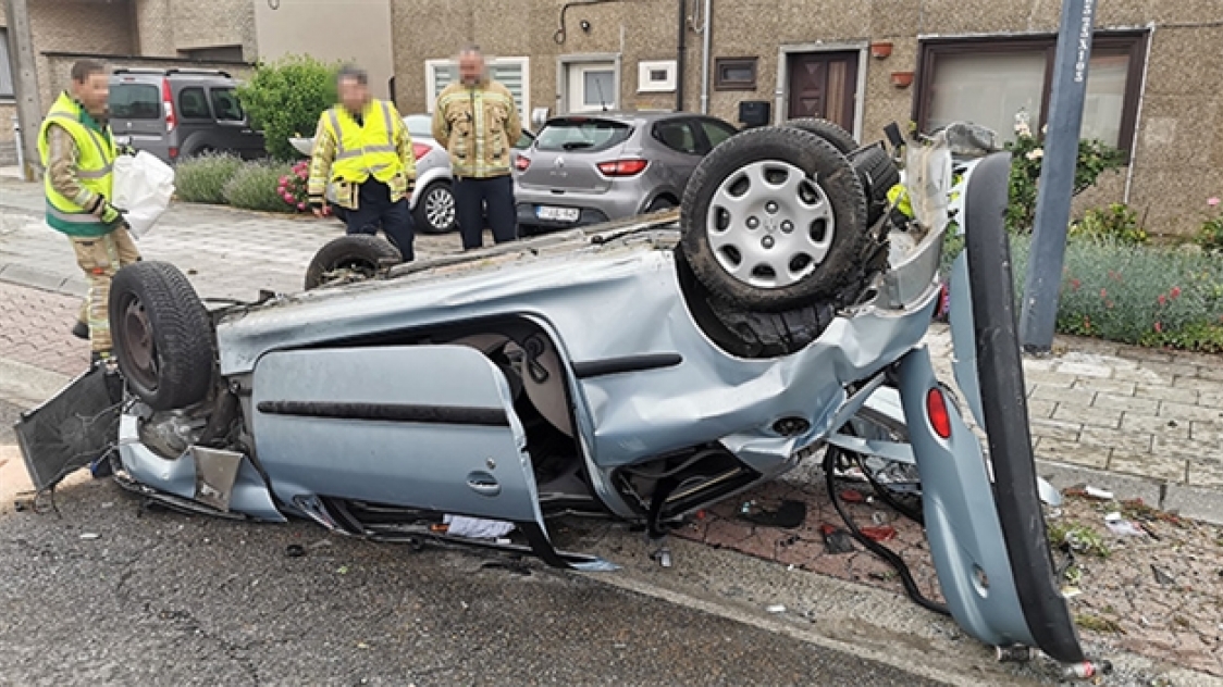 Olloy-sur-Viroin: sur le flanc, la voiture a dû être découpée pour en  extraire le blessé grave - La DH/Les Sports+