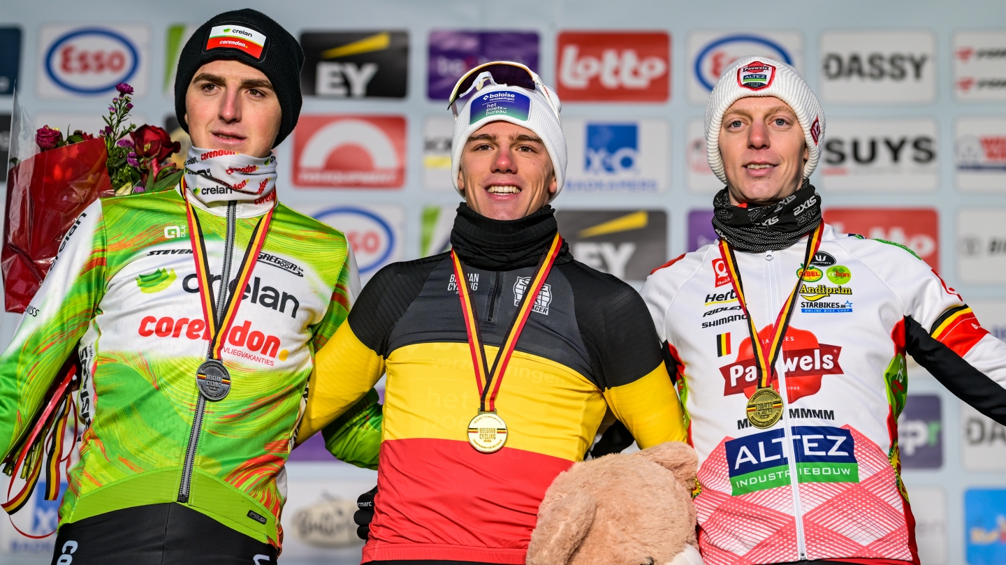 Le podium des derniers championnats de Belgique avec, de gauche à droite, Emiel Verstrynge, Thibau Nys et Michael Vanthourenhout