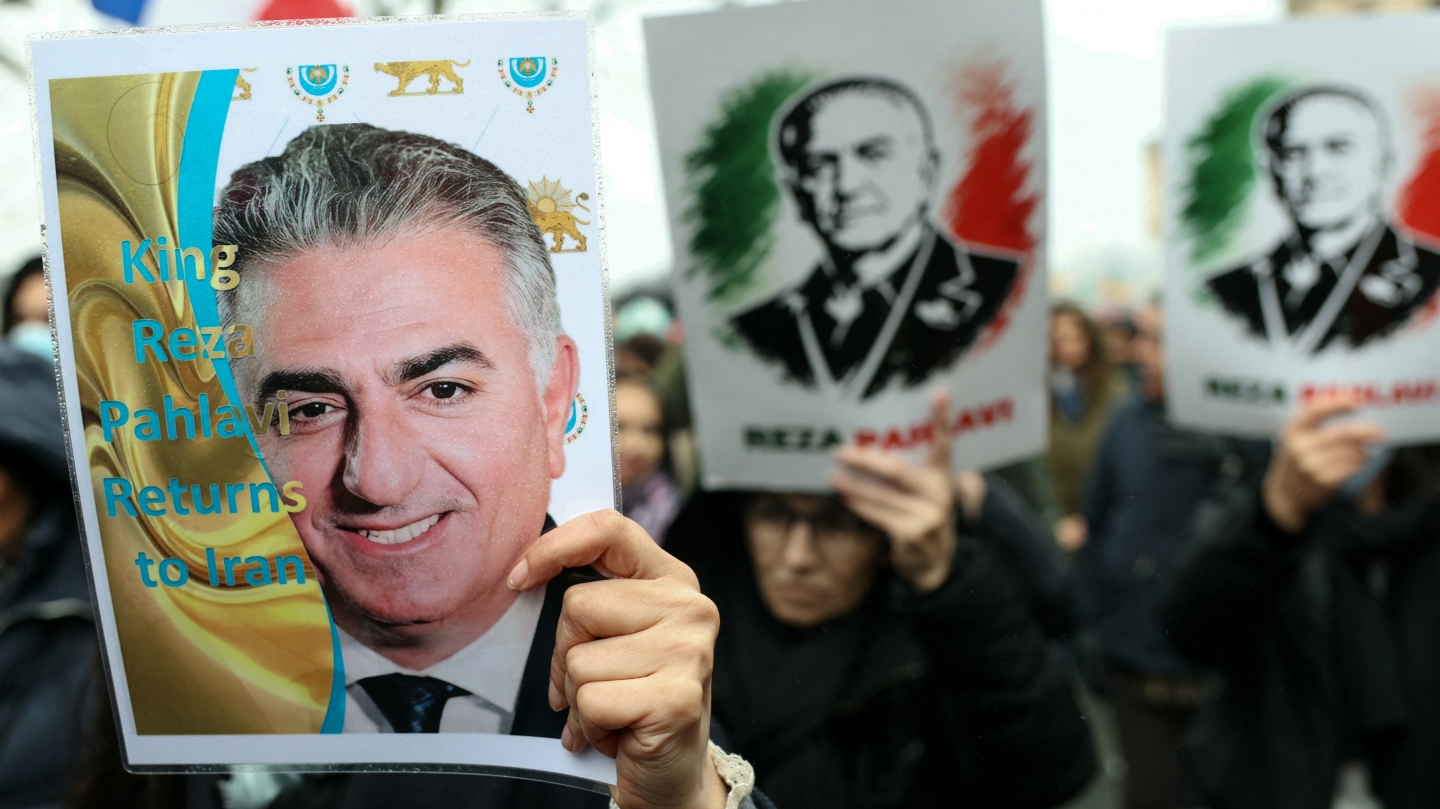 Des manifestants brandissent des pancartes à l’effigie du fils du dernier shah d’Iran, Mohammad Reza Pahlavi, fils du dernier shah d’Iran, Mohammad Reza Pahlavi.