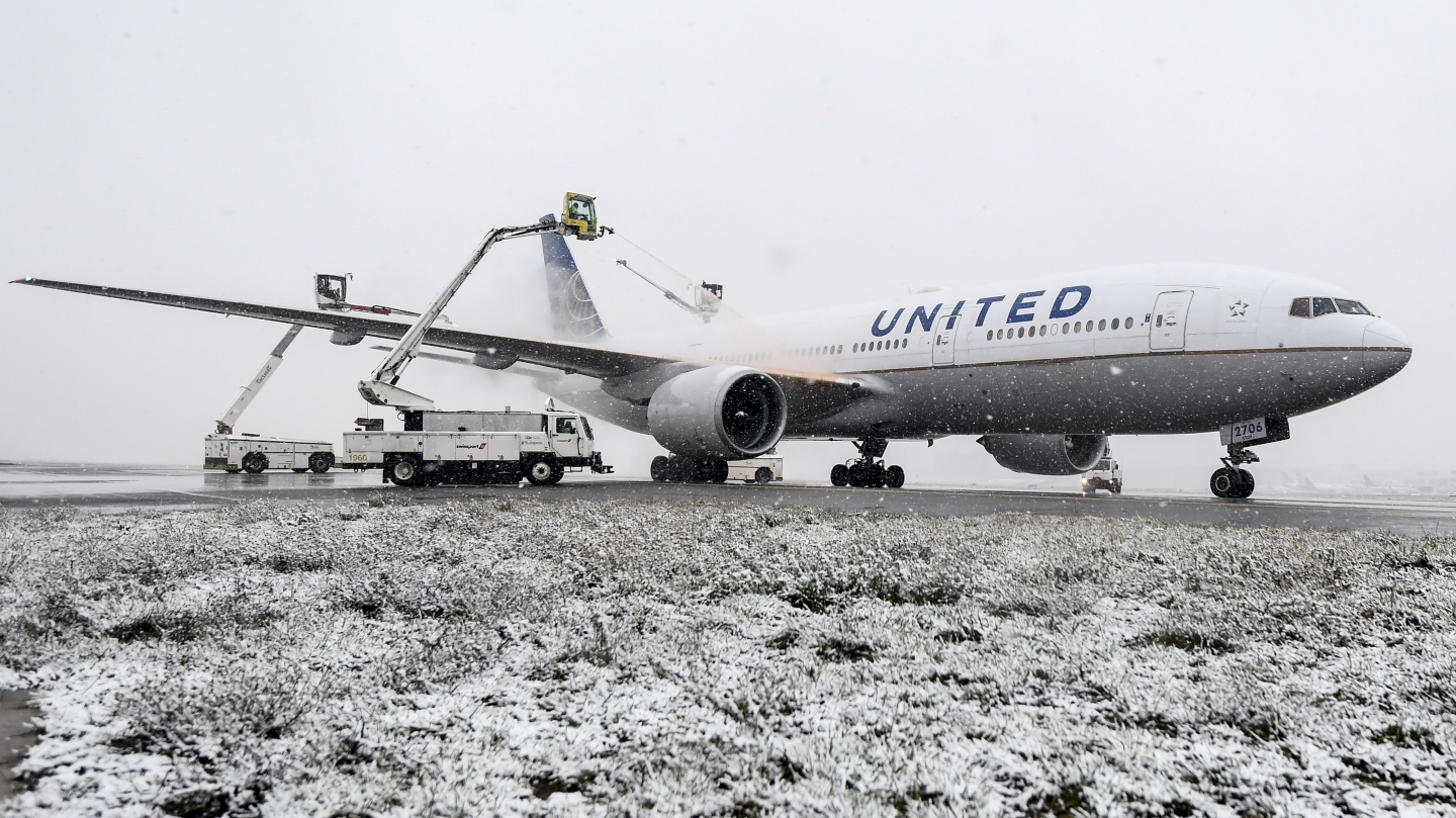 Un avion en train d’être dégivré à Brussels Airport, fin janvier 2019.