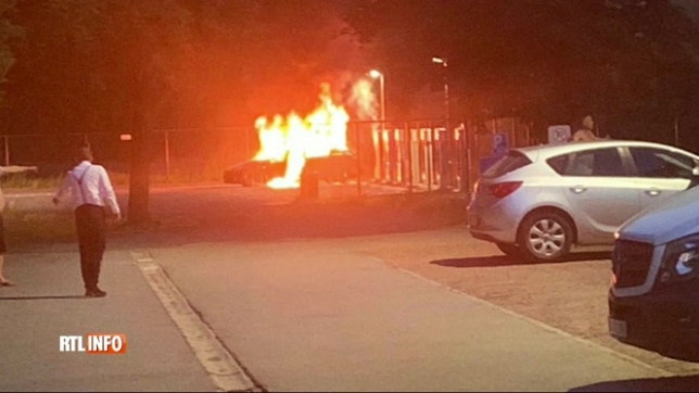 Une voiture Tesla prend feu pendant qu