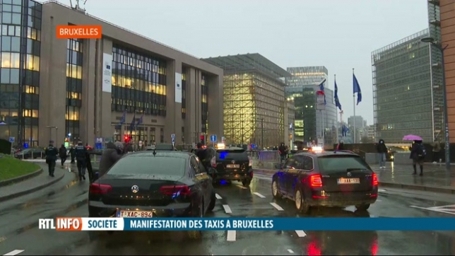 Des centaines de taximen ont bloqué les grands axes de Bruxelles, ce matin