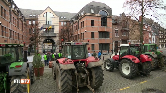 Des agriculteurs manifestent devant le siège du gouvernement wallon