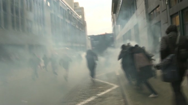 Bruxelles: des milliers de personnes manifestent contre les mesures sanitaires